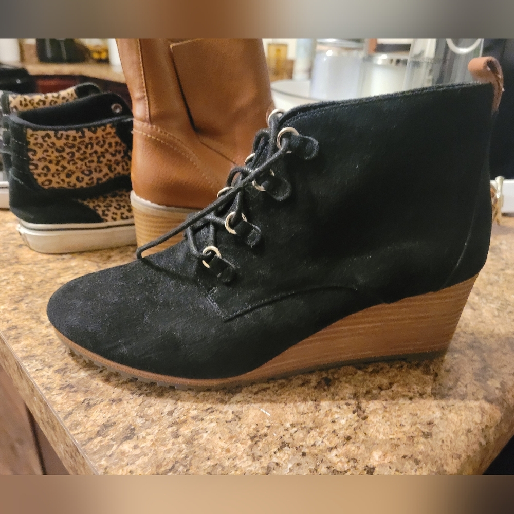 Dr. Scholl's Black Lace-Up Women’s Boots with Lug Sole